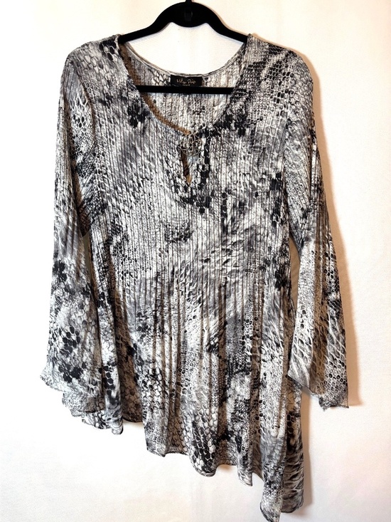Melissa Paige Tops - Boho Snake Print Pleated Tunic Blouse Bell Sleeve Gray Black 1X Melissa Paige